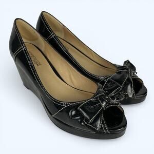 Kenneth Cole Reaction Peep-Toe Black Pantent Leather Wedge Pump Bow Accent 7.5M